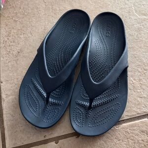 Black Croc sandals size 8. Iconic croc comfort sandals